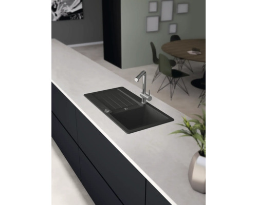 Küchenszene mit Spüle und Armatur auf einer Arbeitsplatte