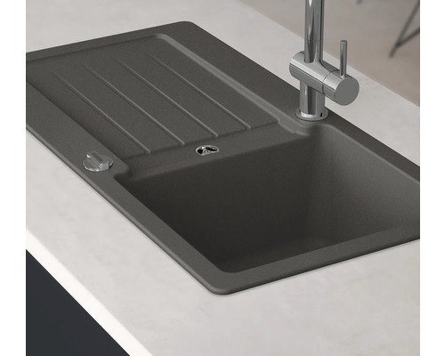 Küchenspüle aus Granit mit Abtropffläche und Wasserhahn