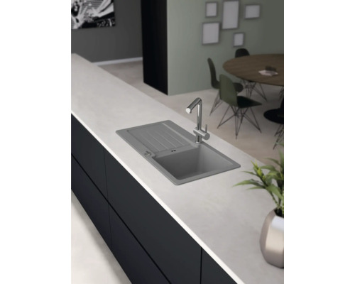 Küchenszene mit Spüle und Armatur auf einer Arbeitsplatte.