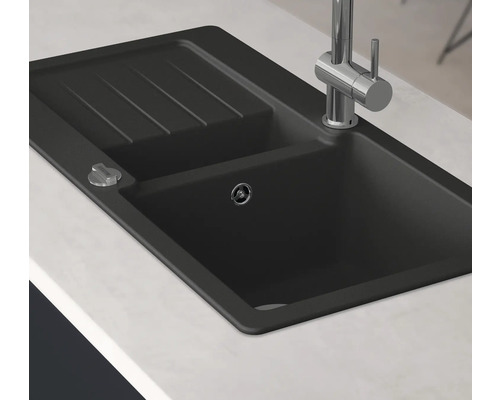 Évier noir avec égouttoir et robinetterie