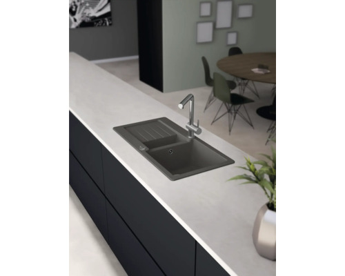 Scène de cuisine avec évier, robinet et plan de travail