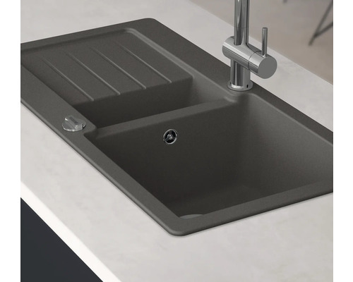 Évier de cuisine en granit avec égouttoir et robinet