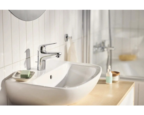 Modernes Badezimmer mit Aufsatzwaschbecken und Armatur