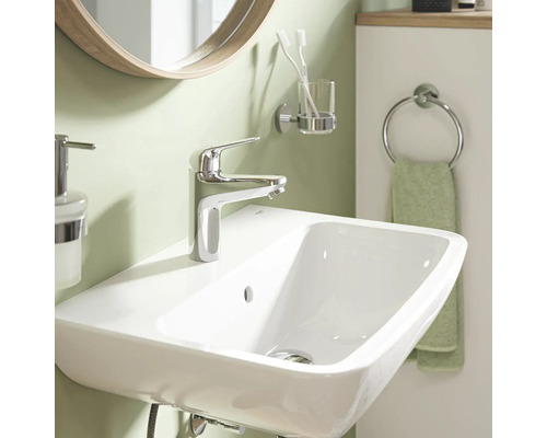 Lavabo de salle de bains avec robinet, distributeur de savon, porte-brosses à dents et anneau de serviette