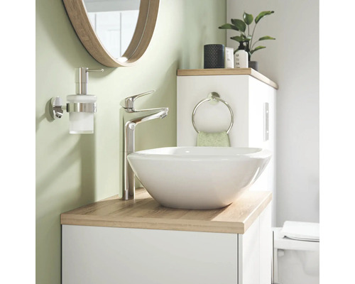 Modernes Badezimmer mit Waschbecken, Armatur, Spiegel und Badmöbeln