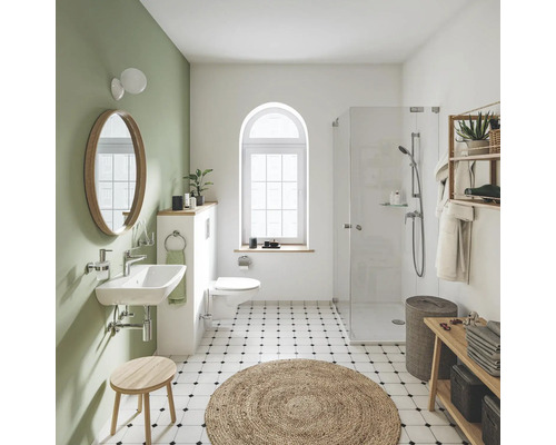 Badezimmer mit Waschbecken, Toilette, Dusche und Dekorationen