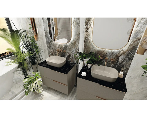 Salle de bain avec deux lavabos, miroirs et plantes pour une atmosphère naturelle