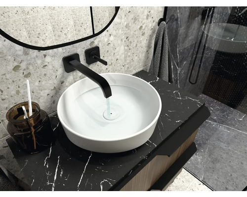 Salle de bain moderne avec vasque à poser, robinetterie et plateau en marbre