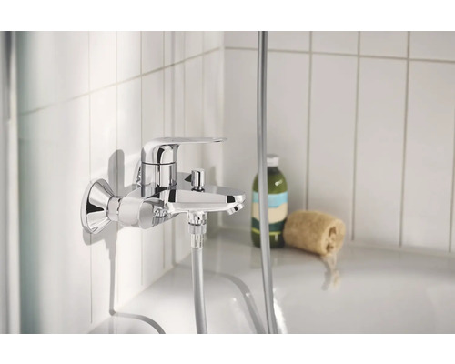 Mitigeur de douche apparent dans une salle de bains avec une finition chromée