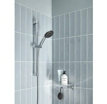 Duscharmatur mit Handbrause und Duschregal im Badezimmer.
