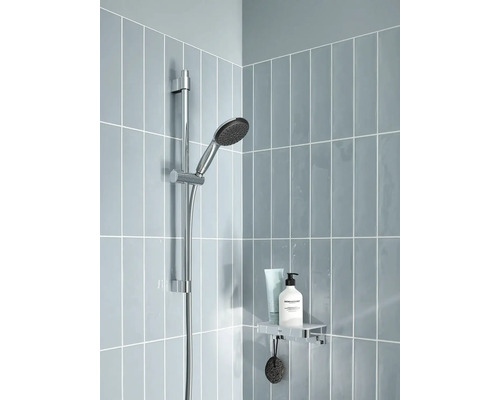 Duscharmatur mit Handbrause und Duschregal im Badezimmer.