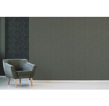 Salon avec papier peint uni gris et papier peint à motifs de branches