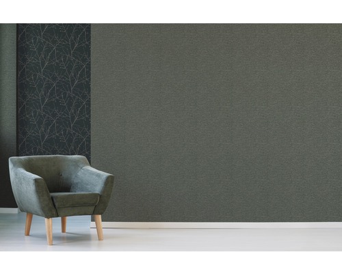 Salon avec papier peint uni gris et papier peint à motifs de branches