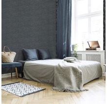 Chambre avec lit double, couvre-lit, coussins, rideaux, tapis et revêtement mural