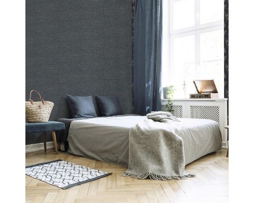 Chambre avec lit double, couvre-lit, coussins, rideaux, tapis et revêtement mural