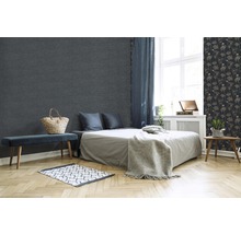 Chambre lumineuse avec lit, banc et papiers peints texturés