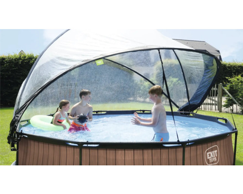 Piscine hors sol ronde avec toit et enfants jouant dans le jardin