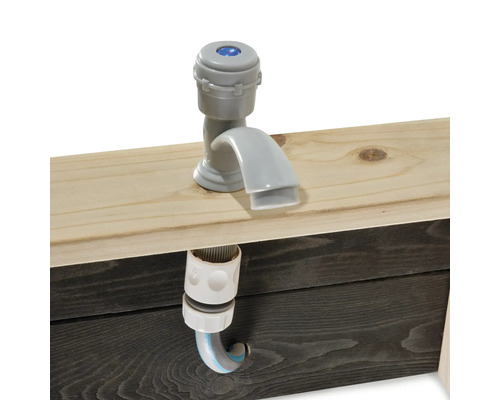 Gros plan d''un robinet d''aire de jeux sur une table en bois