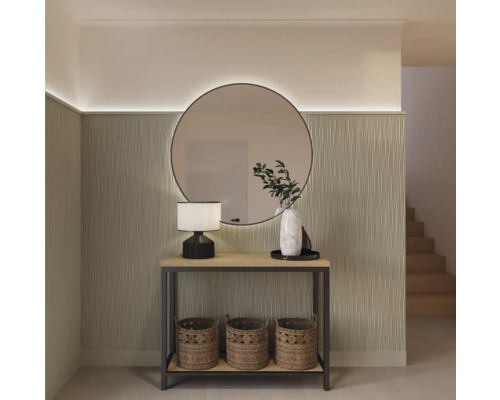 Intérieur avec console, lampe, miroir et décoration