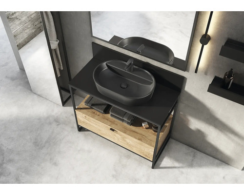 Badezimmer mit Waschtisch, Aufsatzwaschbecken, Spiegel und Ablageflächen