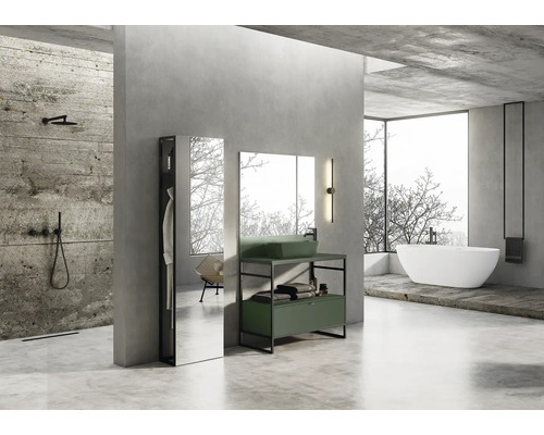 Helles Badezimmer mit Dusche, Waschtisch mit Spiegel und freistehender Badewanne.