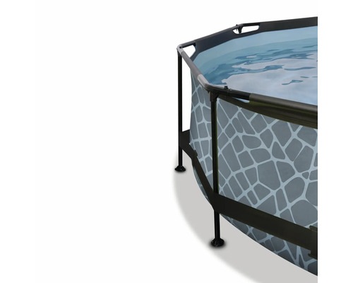 Vue détaillée d''une piscine hors sol remplie d''eau