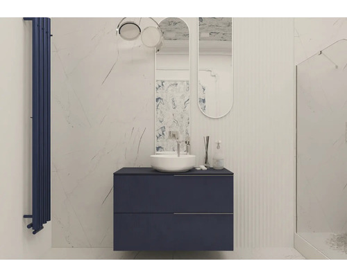 Modernes Badezimmer mit blauem Waschtischunterschrank, Aufsatzwaschbecken, Heizkörper und Spiegel