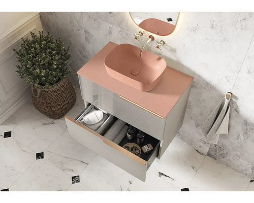 Salle de bain avec meuble sous-vasque, lavabo à poser et tiroir ouvert pour ranger les articles de toilette.