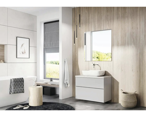 Salle de bain moderne avec meuble-lavabo, miroir, baignoire et fenêtre pour une ambiance claire et conviviale