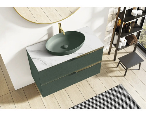 Salle de bains avec meuble sous-vasque, lavabo, robinet et étagère