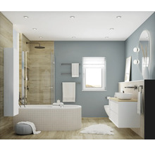 Salle de bain lumineuse avec baignoire, lavabo et miroir