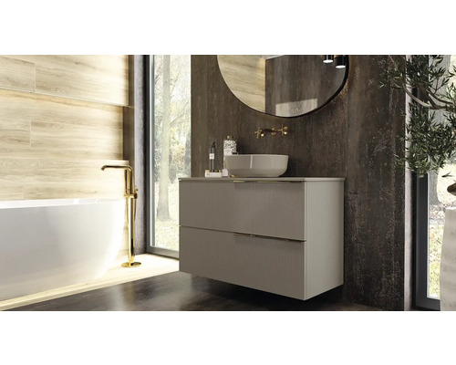 Salle de bains avec meuble sous-lavabo, vasque à poser, miroir et baignoire