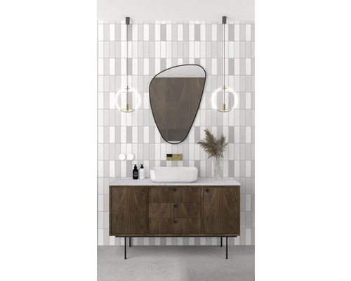 Salle de bains avec meuble sous-lavabo, vasque à poser, miroir et éclairage