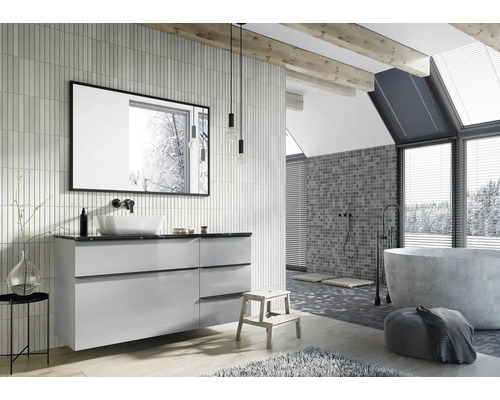 Salle de bains lumineuse avec lavabo, miroir, baignoire et plafond en bois