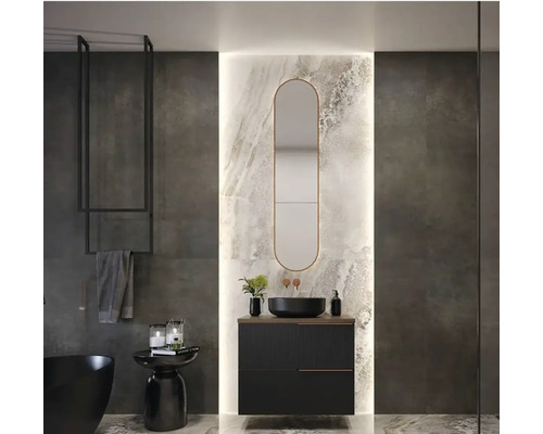 Modernes Badezimmer mit Waschtisch, Spiegel und Handtuchhalter