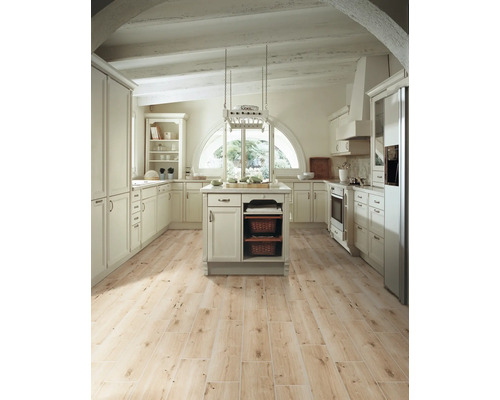 Cuisine de campagne claire avec îlot de cuisine, placards intégrés et parquet.