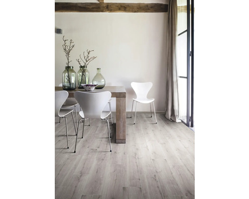 Pièce lumineuse avec table à manger, chaises et plancher en bois.