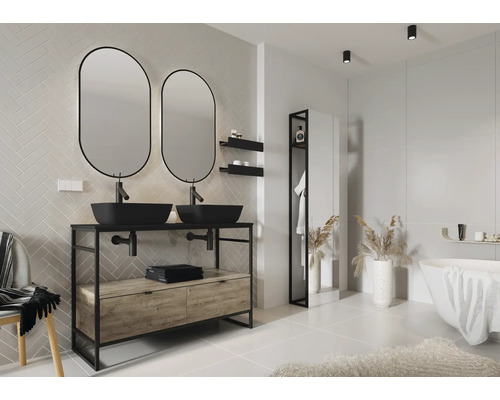 Helles Badezimmer mit Doppelwaschtisch, ovalen Spiegeln und Badewanne.