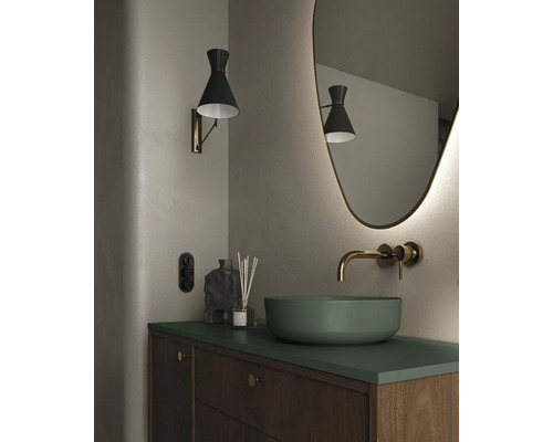 Badezimmer mit Waschbecken, Spiegel, Wandleuchte und Holzunterschrank