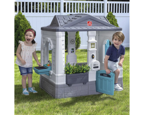 Maisonnette pour enfants avec boîte aux lettres et cuisine de jeu dans le jardin