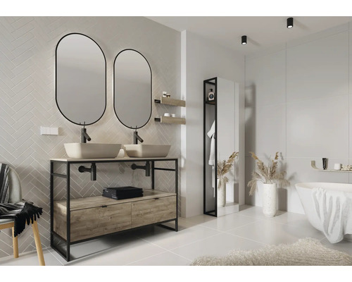 Salle de bain avec meuble-lavabo double, deux miroirs et baignoire