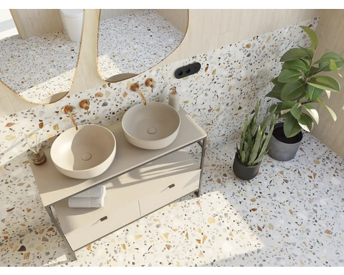 Salle de bains avec double vasque, miroirs et plantes