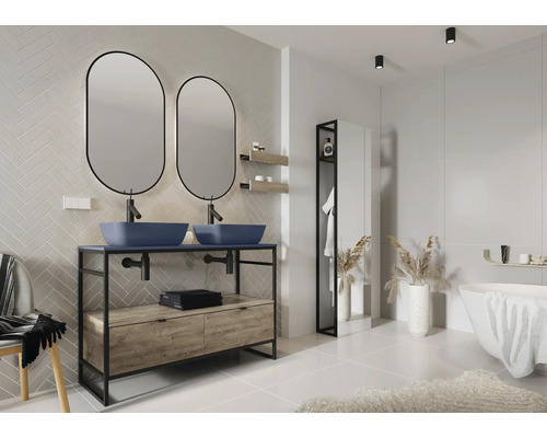 Modernes Badezimmer mit Doppelwaschtisch, Spiegeln und Badewanne.