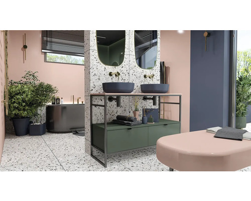 Salle de bains lumineuse avec meuble-lavabo double, miroirs, baignoire et plantes