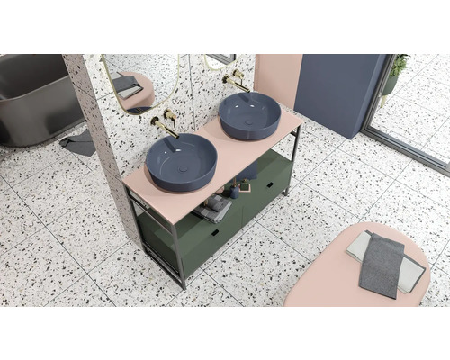 Vue d''une salle de bains avec meuble-lavabo double, deux vasques à poser rondes, miroir et tabouret de bain.