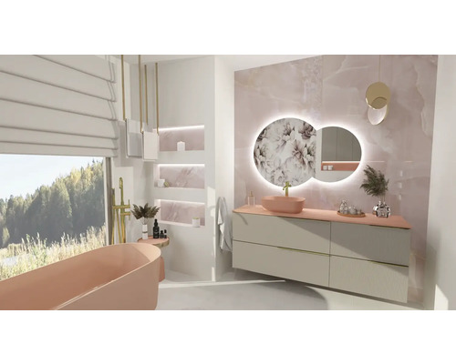 Salle de bain moderne avec baignoire, lavabo, miroir et fenêtre