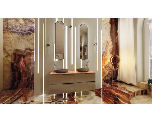 Salle de bains lumineuse avec meuble-lavabo, deux miroirs, éclairage et sol aspect marbre