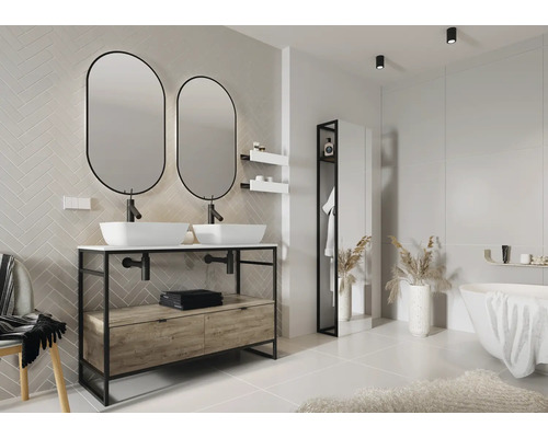 Salle de bain lumineuse avec double vasque, miroirs, baignoire et étagères pour accessoires de salle de bain.