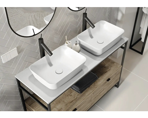 Salle de bains avec meuble-lavabo, deux vasques et robinetterie