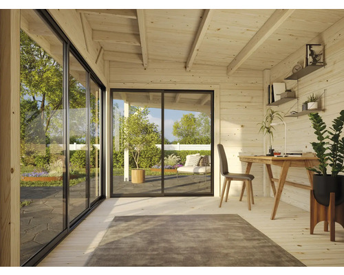 Vue intérieure d''une maison de jardin lumineuse avec revêtement en bois, grandes portes coulissantes en verre et un espace de travail avec bureau.